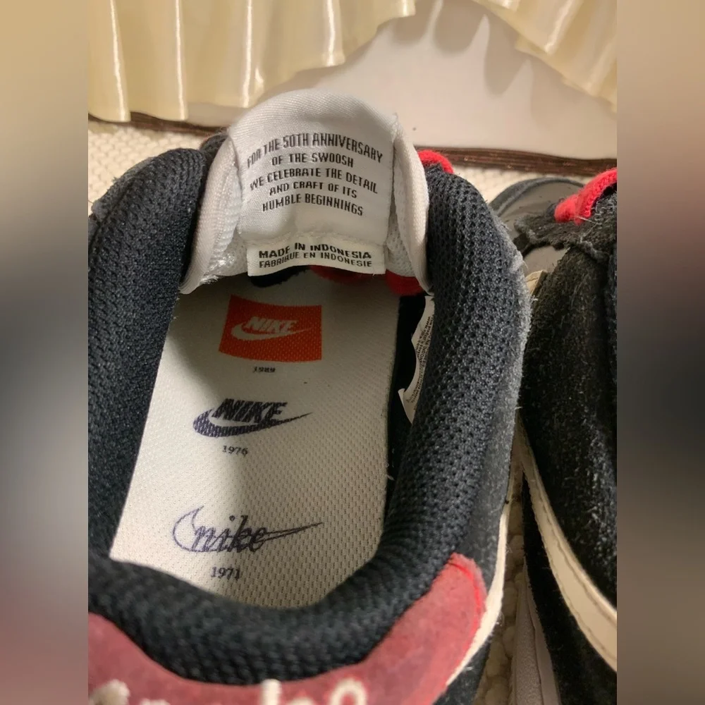 NIKE